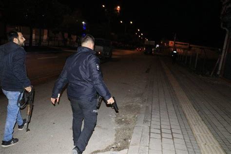 A­d­a­n­a­­d­a­ ­b­a­n­k­a­y­a­ ­g­i­r­e­n­ ­h­ı­r­s­ı­z­ ­p­o­l­i­s­t­e­n­ ­k­a­ç­a­m­a­d­ı­